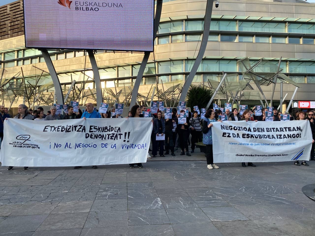 Elkarretaratzea etxebizitzaren negozioa salatzeko