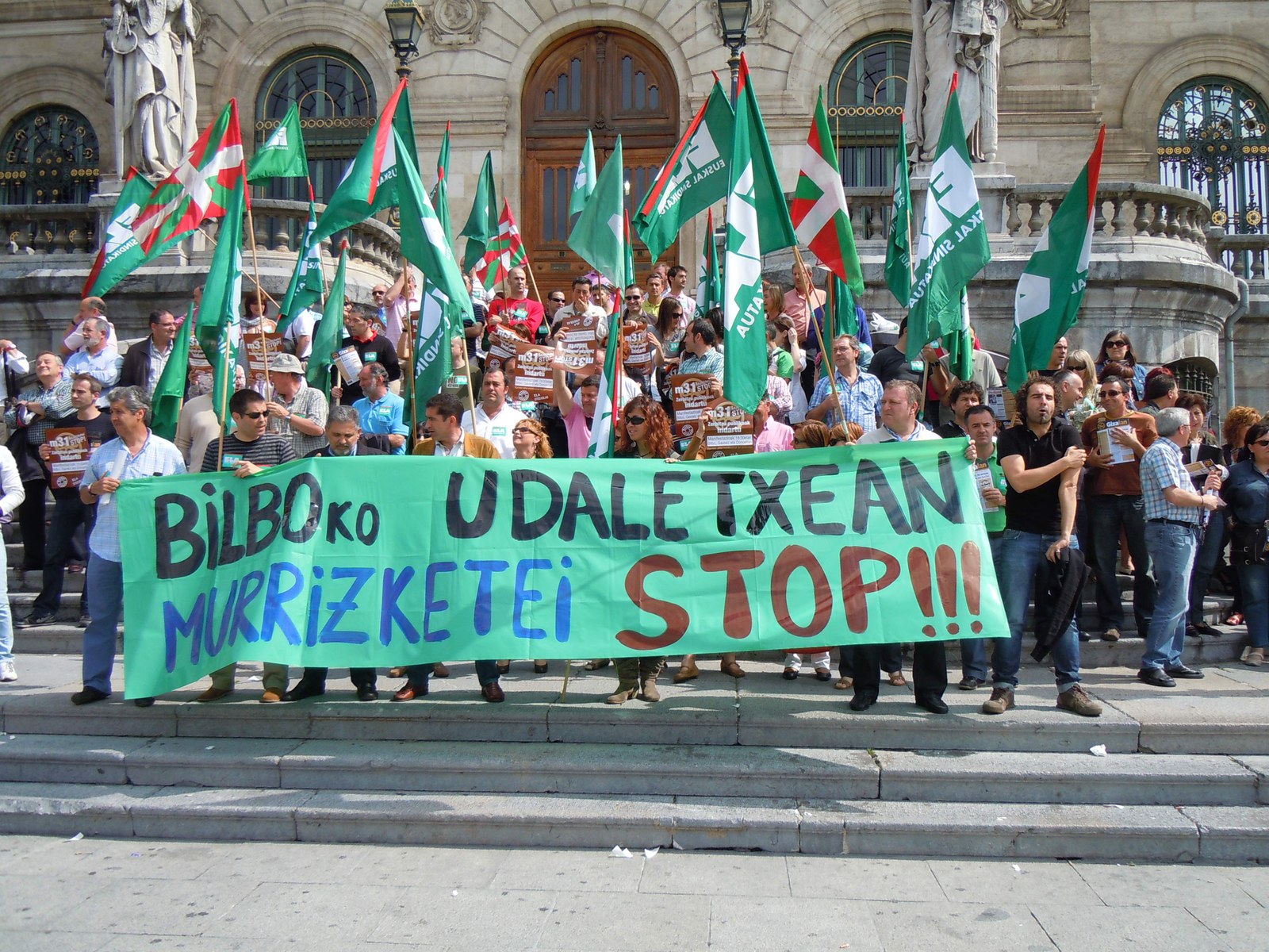 Elkarretaratzeak eta manifestazioak EAEn eta greba Nafarroan murrizketen aurka