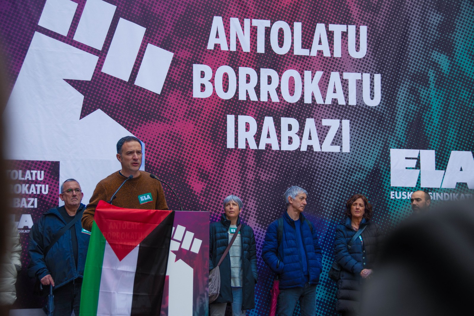 "Elkarrizketa soziala iruzurra da; hobekuntzak konfrontaziotik datoz"