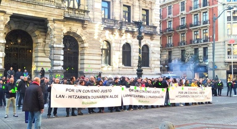 Erabateko jarraipena izan duen greba egunean, ELAk enplegua bermatuko duen Bizkaibusen kudeaketa publikoa eskatu du