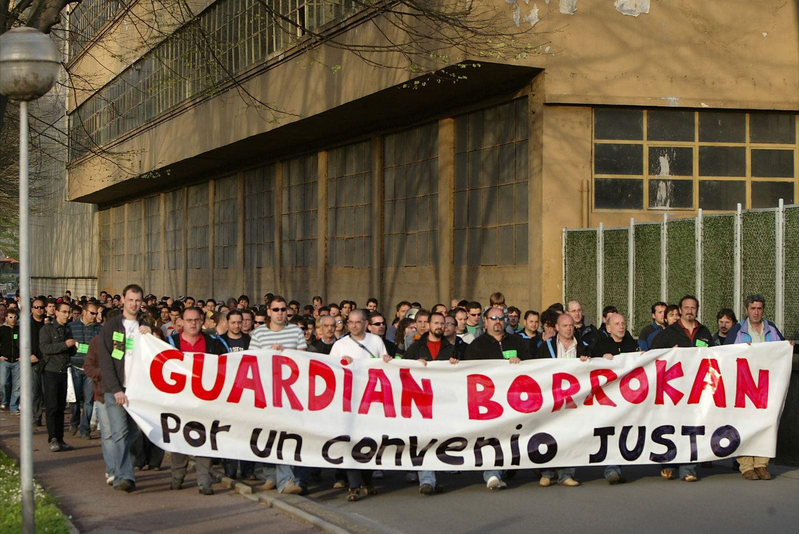Erabateko jarraipena izaten ari da greba Laudioko Guardian lantegian