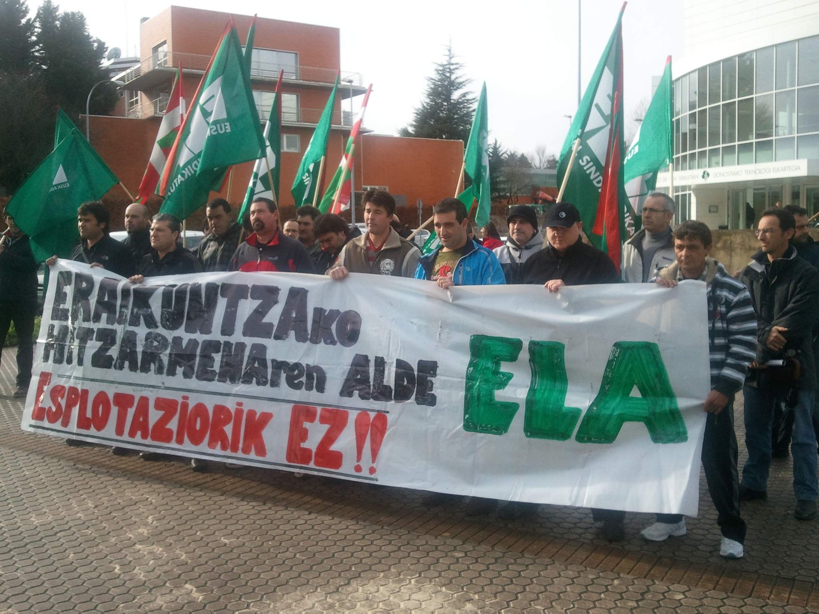 Eraikuntza alorreko lan hitzarmenaren aldeko elkarretaratzea Donostian