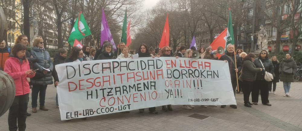 Erosahalmena hobetu eta lanaldia murriztuko duen hitzarmena lortzeko greba arrakastatsua izaten ari da