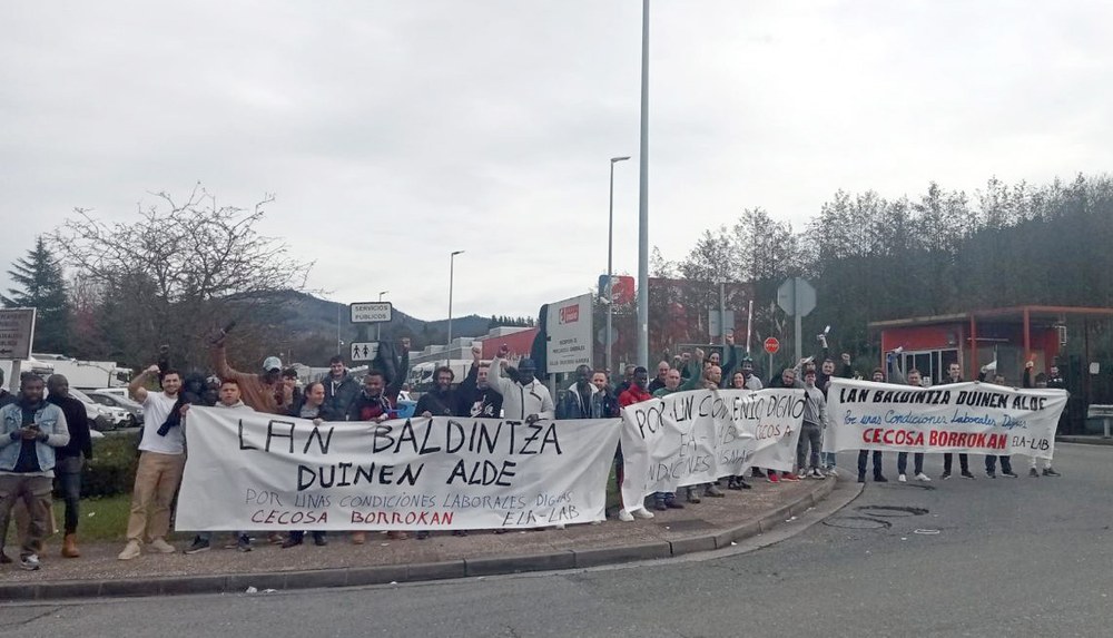 Eroskiren biltegi nagusiaren (Elorrio) langile guztiek bat egin dute lehen greba egunarekin