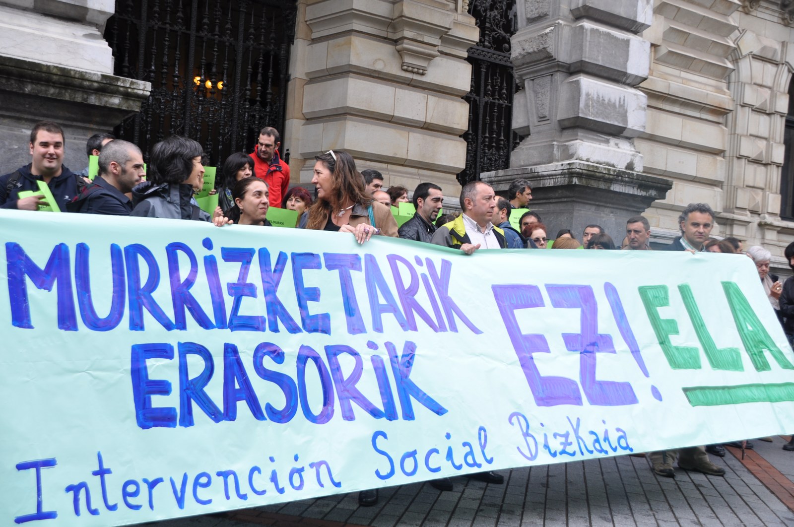 Esku-hartze sozialeko langileen deialdia azken murrizketak eta sektorean eman diren erasoak salatzeko