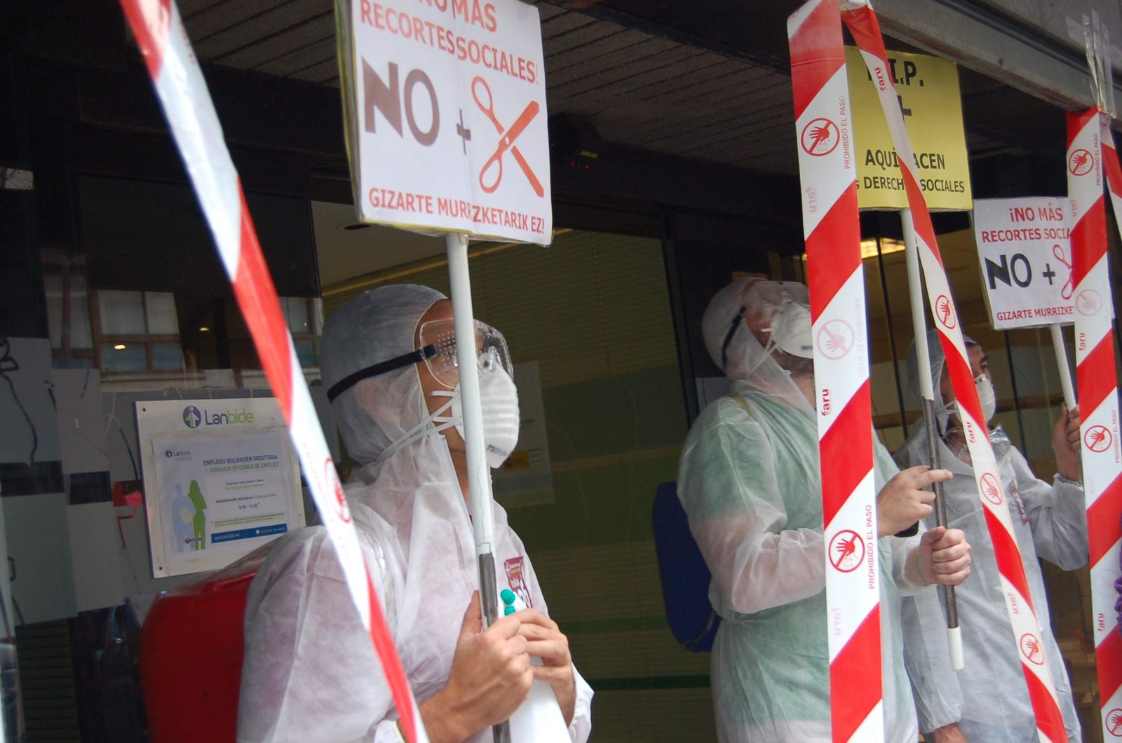 Eskubide sozialen suntsiketa salatu da Lanbideren eta Nafarroako Enplegu Zerbitzuaren egoitzen aurrean