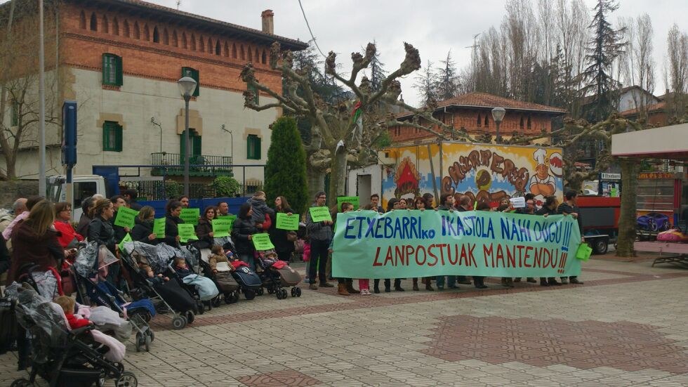 Etxebarriko Ikastolako langile eta gurasoan elkarretaratu dira etorkizuna aldarrikatzeko