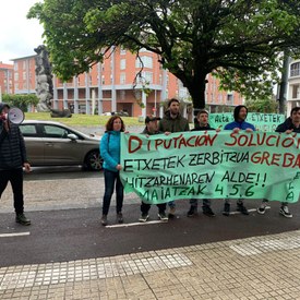 Etxetek foru zerbitzuko langileen kontzentrazioa hitzarmenaren negoziazioaren blokeoa salatzeko Etxetek foru zerbitzuko langileen kontzentrazioa hitzarmenaren negoziazioaren blokeoa salatzeko