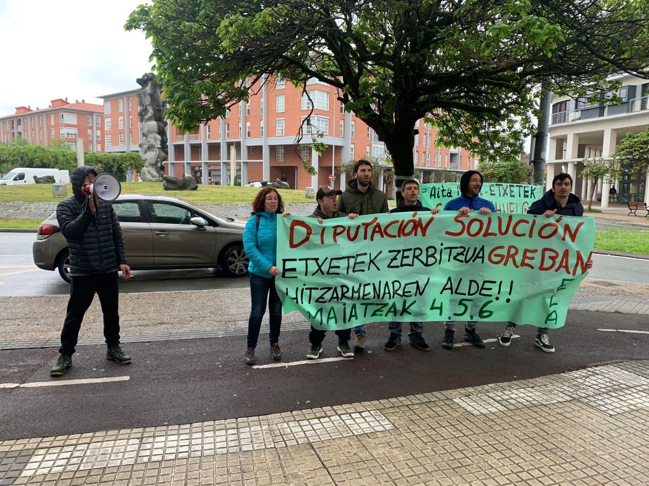 Etxetek foru zerbitzuko langileen kontzentrazioa hitzarmenaren negoziazioaren blokeoa salatzeko Etxetek foru zerbitzuko langileen kontzentrazioa hitzarmenaren negoziazioaren blokeoa salatzeko