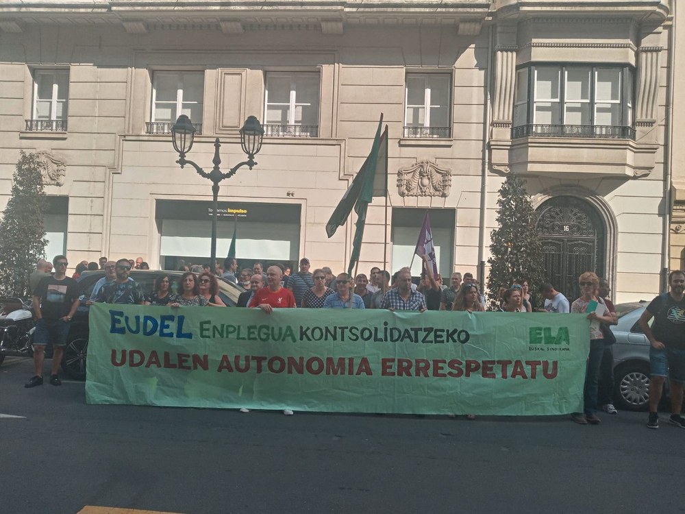 EUDELek Udaletan kontsolidaziorako erabili nahi duen oinarri zirriborroak udal administrazioko behin-behineko milaka langile kaleratzea ekarri dezake