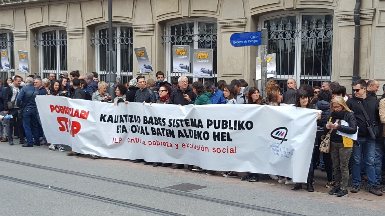 Euskal Herriko Eskubide Sozialen Kartak deituta pobreziaren aurkako elkarretaratzea egin da Euko Legebiltzarraren aurrean