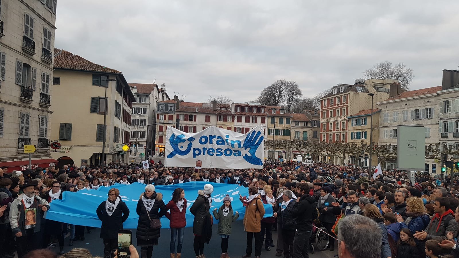 Euskal presoen eskubideen aldeko aldarri ozena Bilbon eta Baionan #OrainPresoak