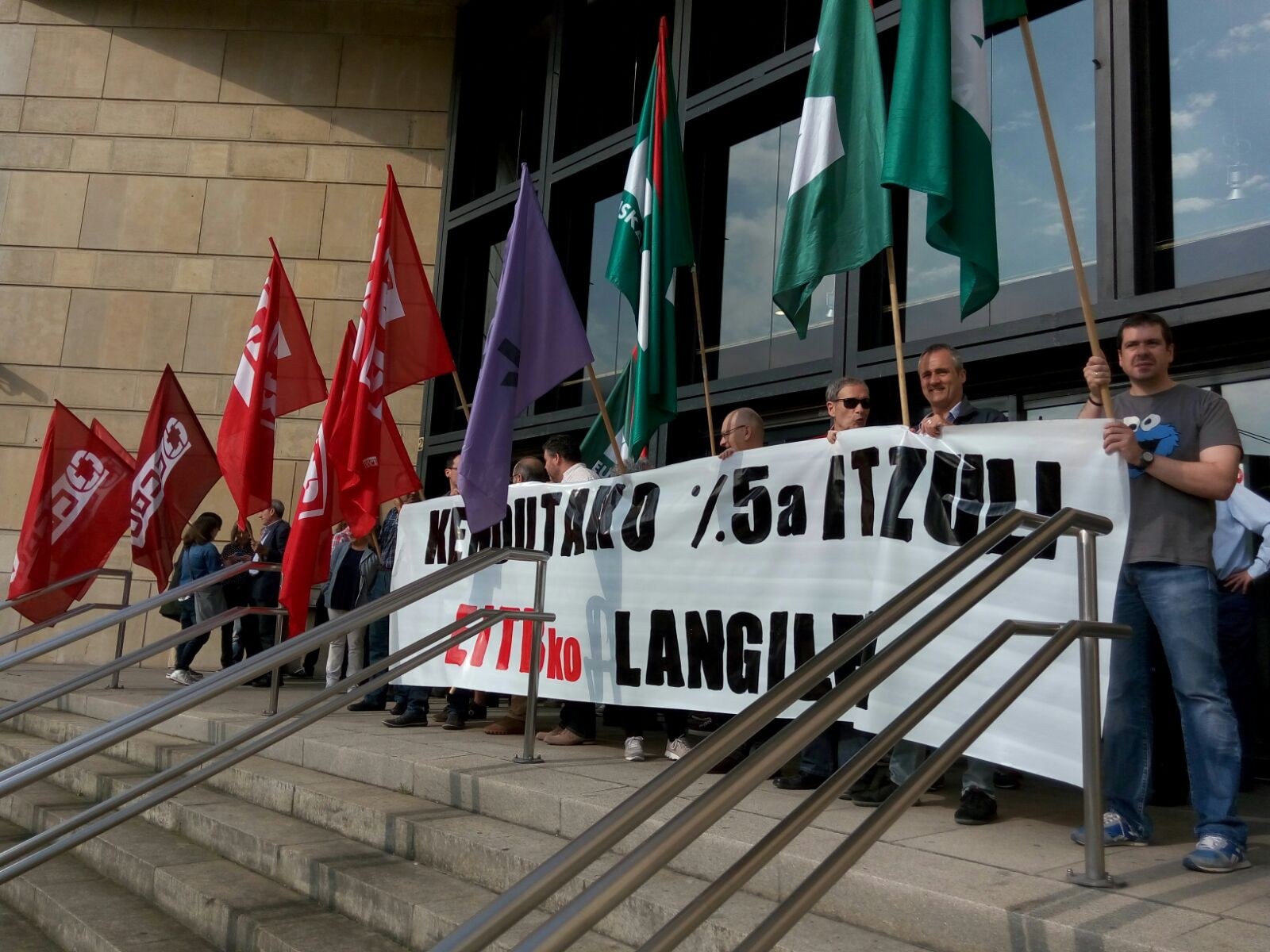 Euskal sozietate publikoetako 1.600 langileri baino gehiagori berrezarri diete legez kontra murrizturiko %5a