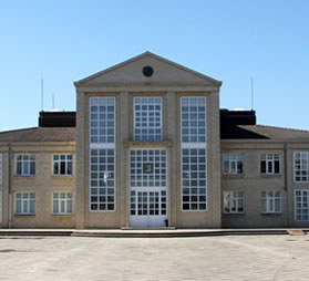 Eusko Jaurlaritzak enplegu duina suntsitzen eta euskalduntzen du Arkautin “low-cost” kontratazioekin