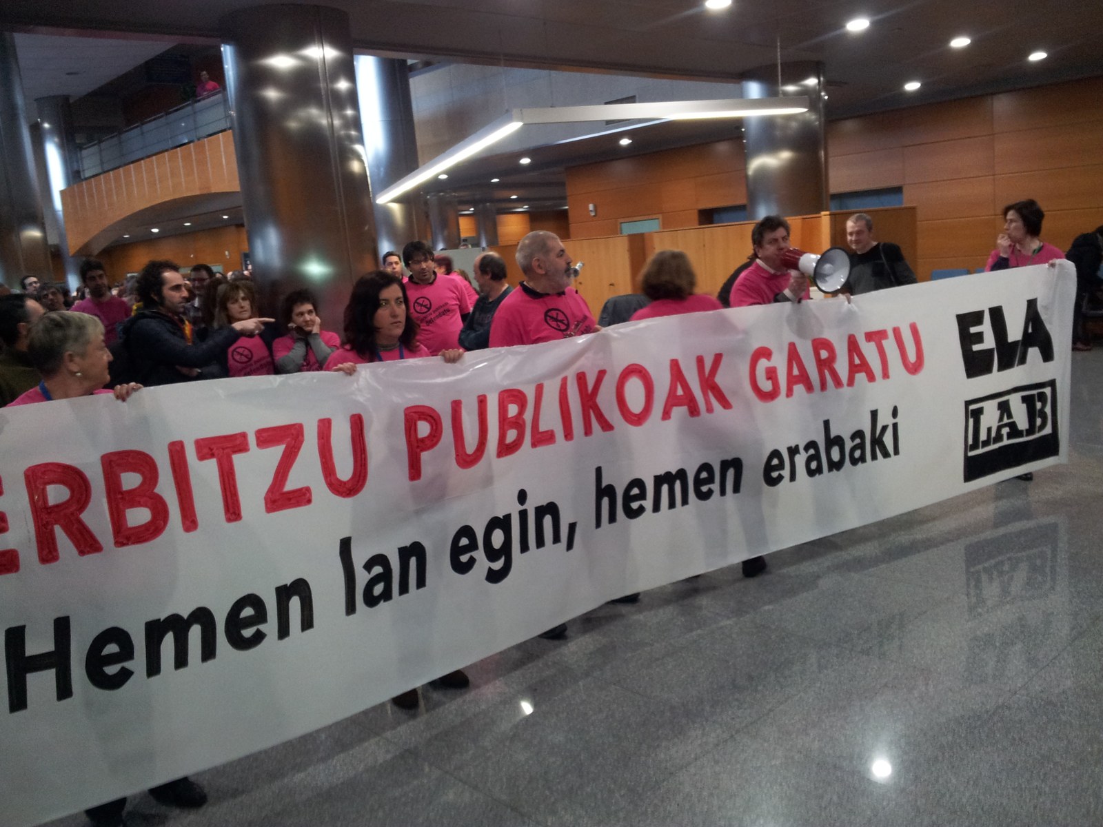 Eusko Jaurlaritzak lehen bilerako jarrerari eusten dio eta babestu zuen Legebiltzarraren 35 orduko legearen aurka jo du