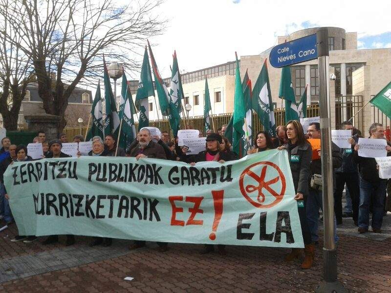 Eusko Jaurlaritzako langileei lanaldia luzatzearen aurkako protesta