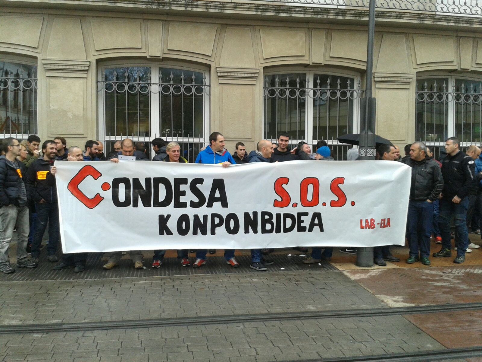 Eusko Jaurlaritzaren ardurarik eza salatu dute Condesako langileek