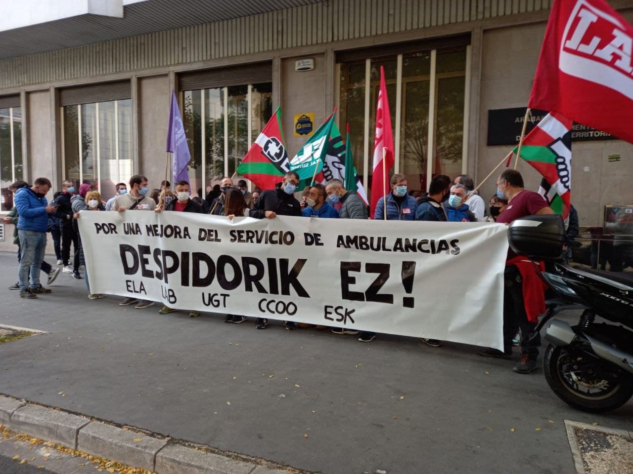 Eusko Jaurlaritzari desagertutako anbulantzia zerbitzua berrezartzea eta kaleratutako 60 pertsonak berriro onartzea eskatzeko elkarrateratzea