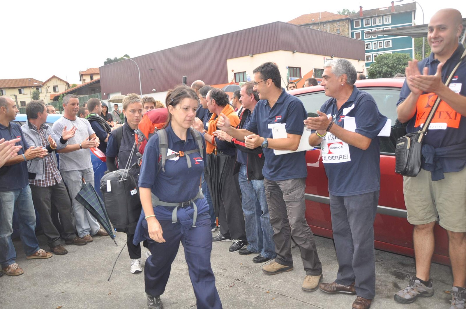 Formicako langileek, muga jakinik gabeko greban, lanpostuen aldeko itxialdiari ekin diote