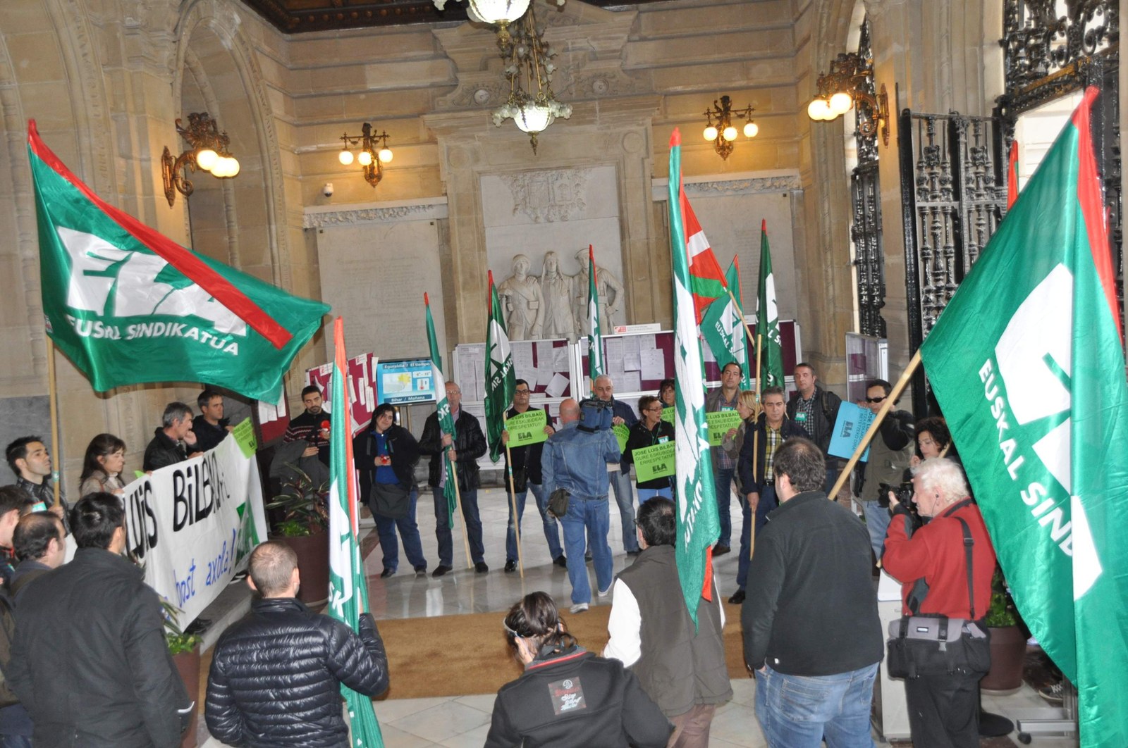 Gabonetako aparteko ordainsaria kentzearen eta murrizketan aurka mobilizazioak jarraitzen dute zerbitzu publikoetan