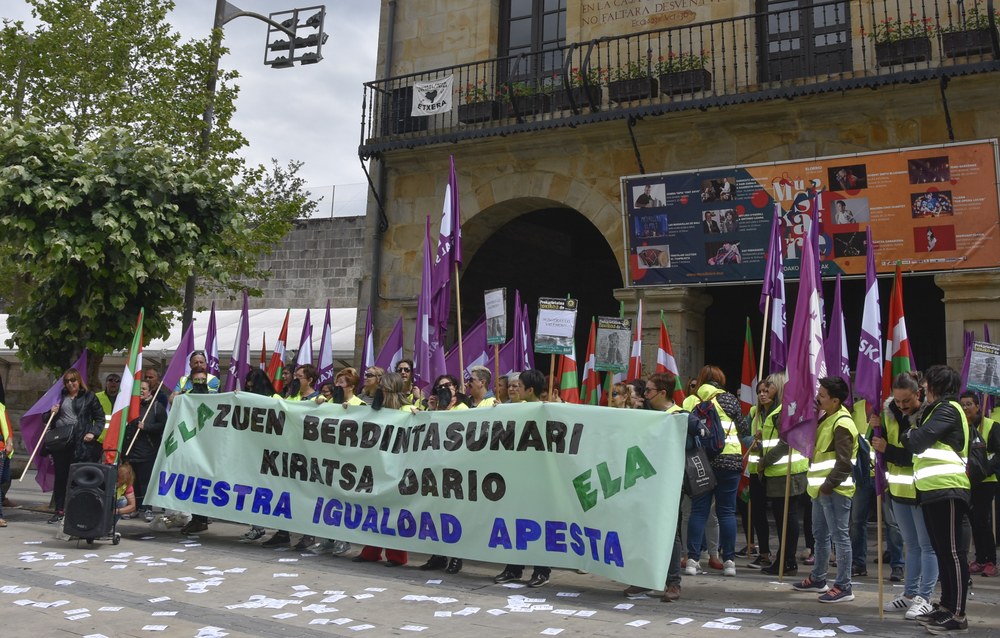 Elorrioko Udal garbitzaileek pairatzen duten soldata-arrakala salatu dute gizonez jantzita udaletxe aurrean egindako protestan
