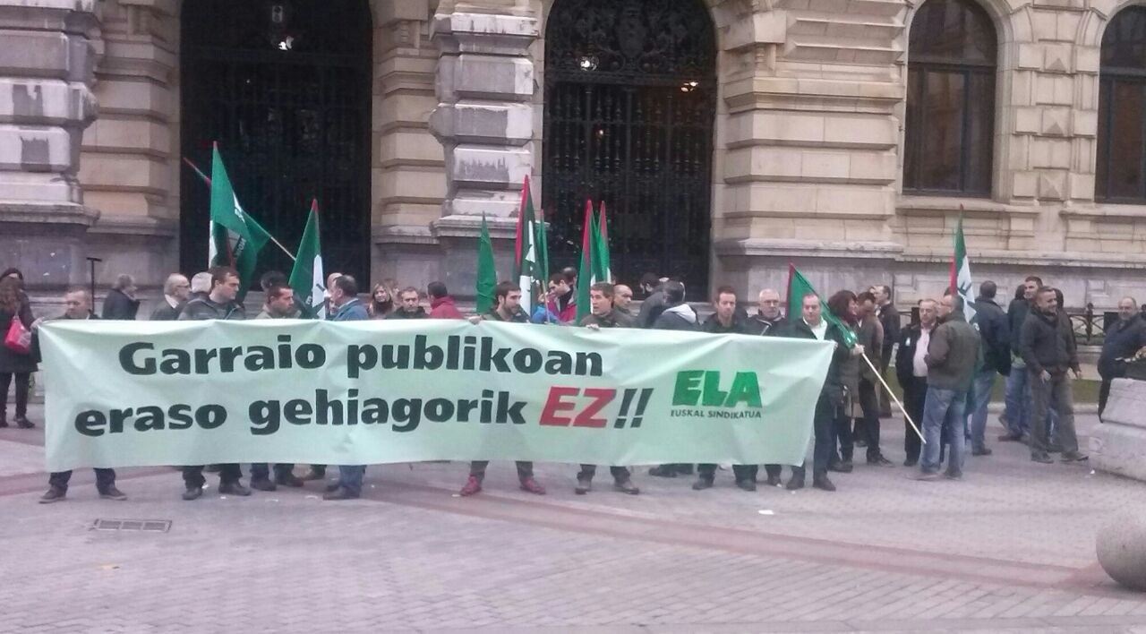Garraio publikoetako erasoak salatzeko elkarretaratzea