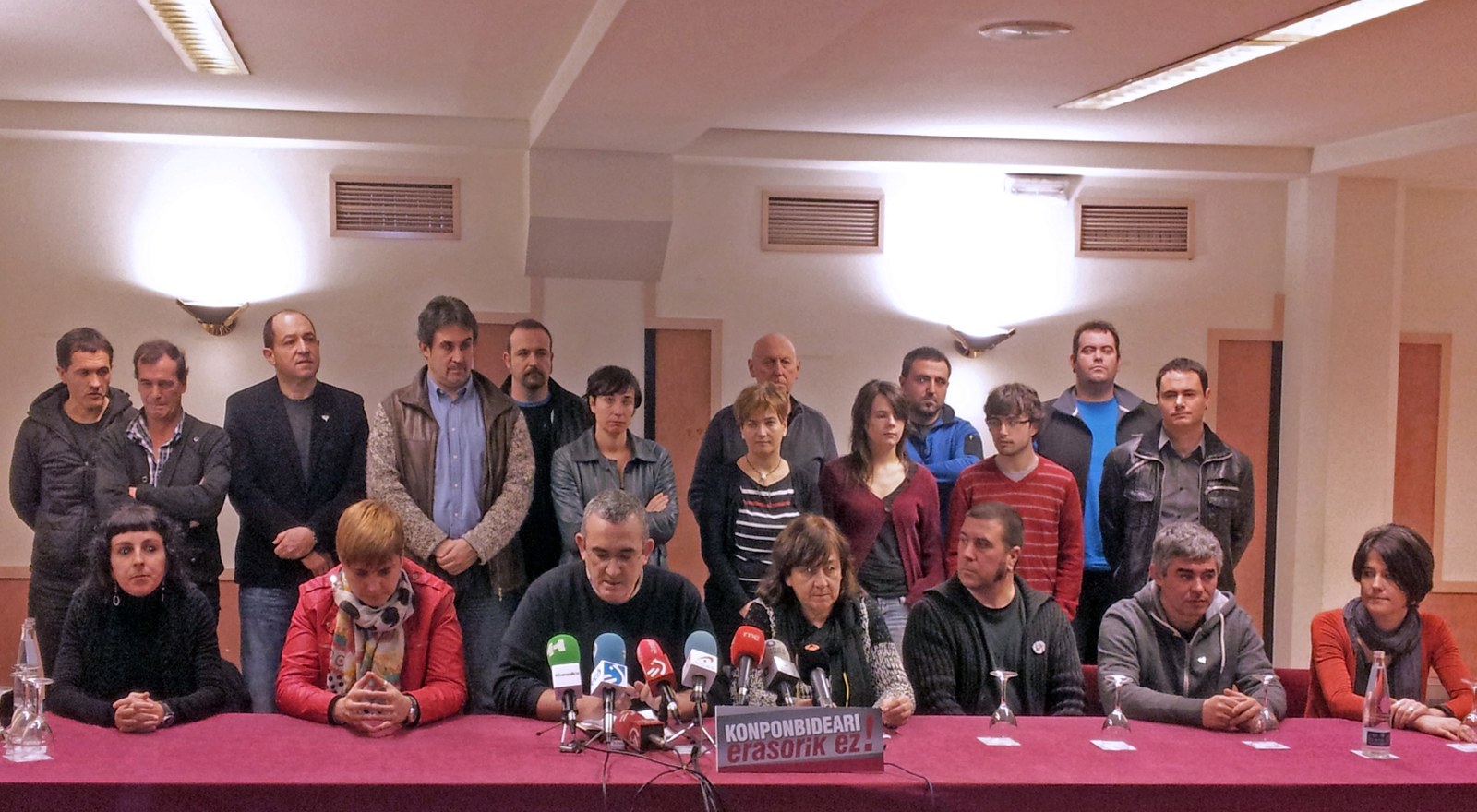 Gaur arratsaldez euskal hiri eta herrietan bilkurak atxiloketak salatzeko