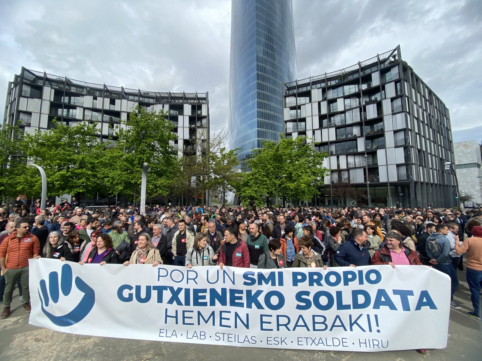 Gehiengo sindikalak CONFEBASKen egoitza aurrean gutxieneko soldatarekin duen jarrera autoritarioa salatu du Gehiengo sindikalak CONFEBASKen egoitza aurrean gutxieneko soldatarekin duen jarrera autoritarioa salatu du