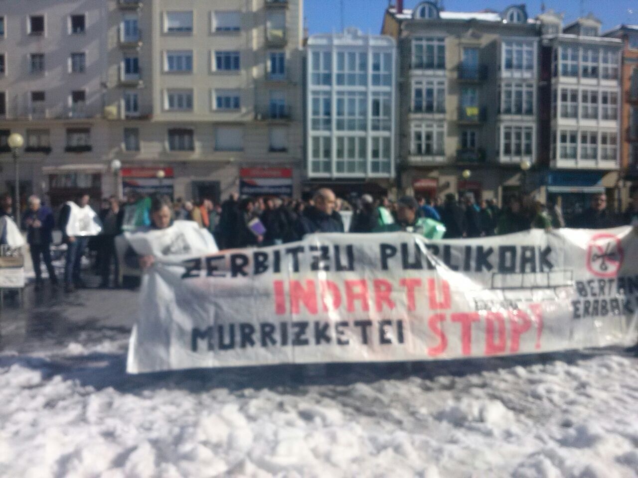 Gehiengo zabal batek bat egin du Arabako Aldundian deitutako lanuztearekin