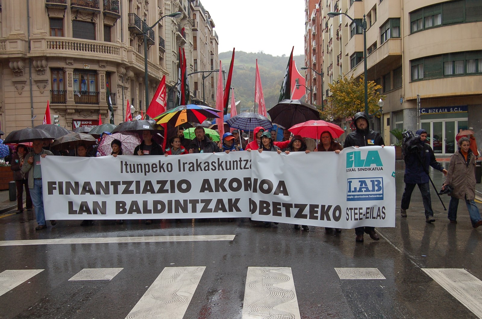 Gehiengo zabalak bat egin du itunpeko irakaskuntzako grebarekin