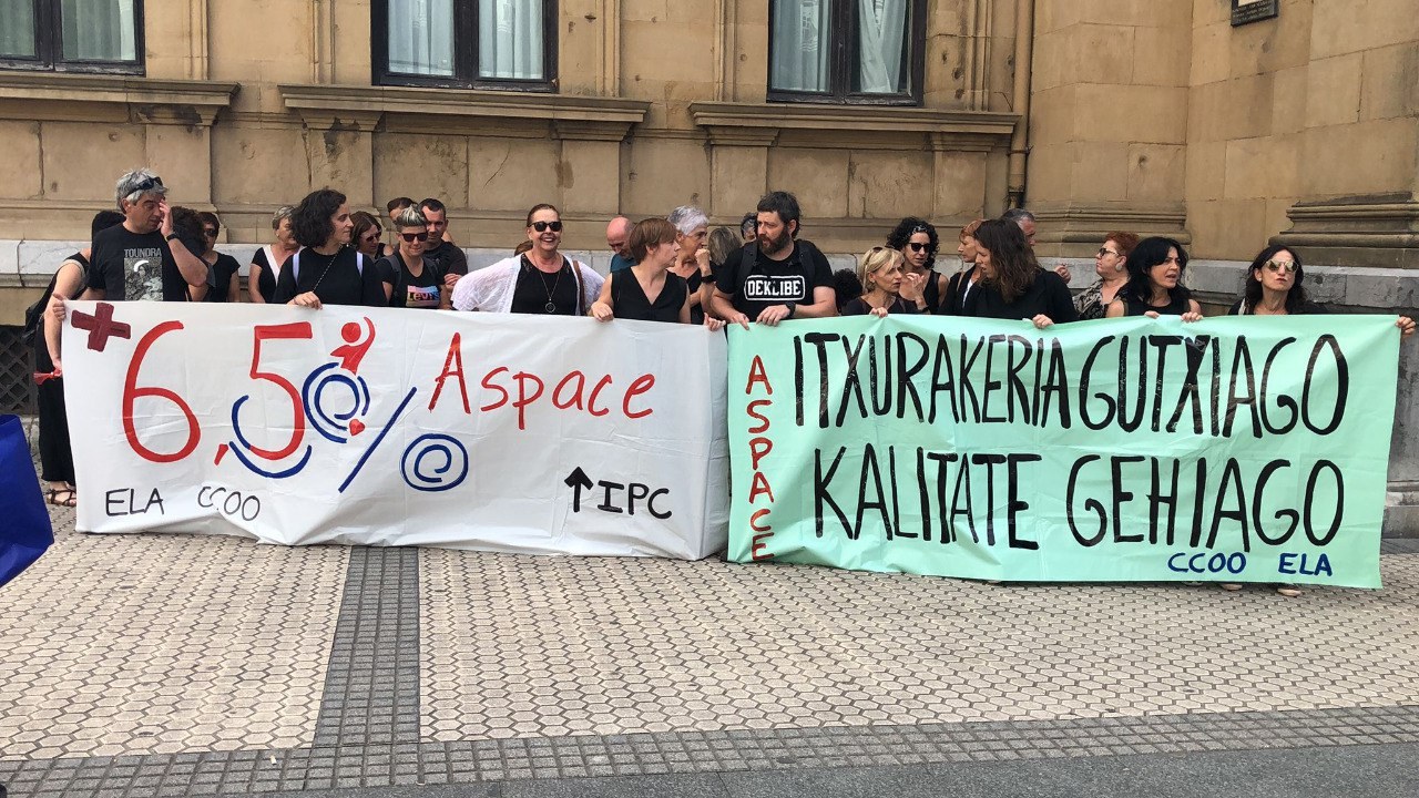 Gipuzkoako Aspaceko langileek elkarretaratzea egin dute hitzarmenaren eta zerbitzuaren kalitatearen alde Gipuzkoako Aspaceko langileek elkarretaratzea egin dute hitzarmenaren eta zerbitzuaren kalitatearen alde