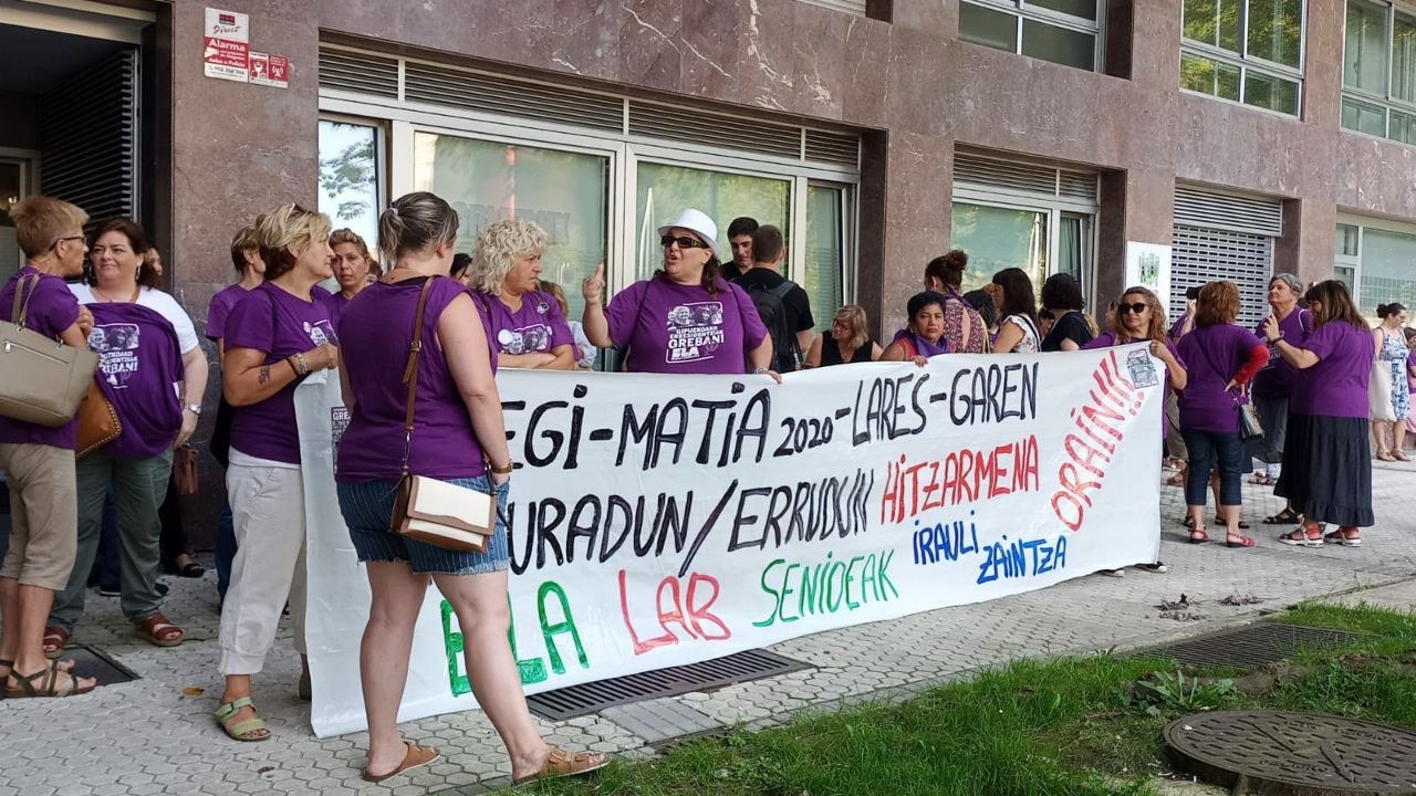 Gipuzkoako adineko egoitzetako patronalek hitzarmen proposamen eskasa aurkeztu dute sektorearen 262 greba egunean
