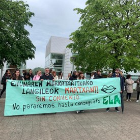 Gipuzkoako Ehungintzako langileek kontzentrazioa egin dute Adegiren aurrean lan baldintzak hobetuko dituen hitzarmenaren alde Gipuzkoako Ehungintzako langileek kontzentrazioa egin dute Adegiren aurrean lan baldintzak hobetuko dituen hitzarmenaren alde