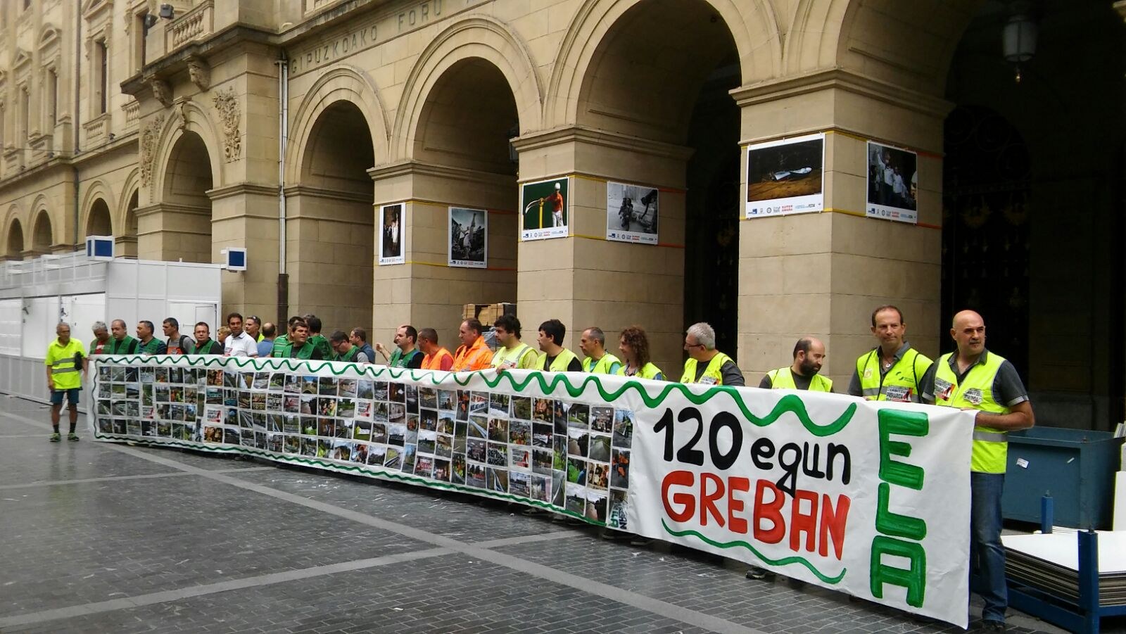 Gipuzkoako errepideen mantentzeaz arduratzen diren langileek 120 egun daramatzate greban Gipuzkoako errepideen mantentzeaz arduratzen diren langileek 120 egun daramatzate greban