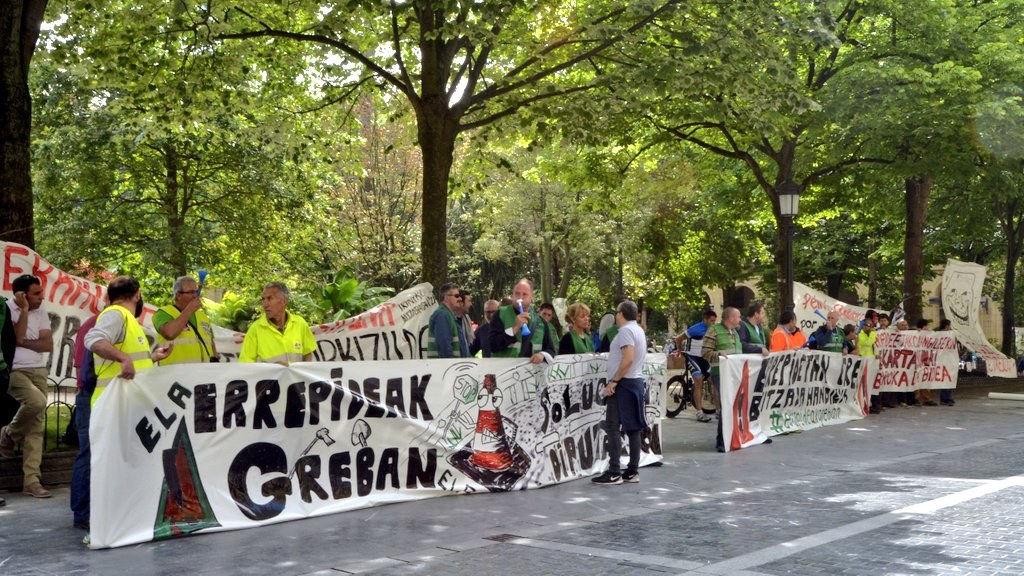 Gipuzkoako errepideetako mantentze lanetako langileek datorren astean 100 egun greban beteko dituzte Gipuzkoako errepideetako mantentze lanetako langileek datorren astean 100 egun greban beteko dituzte