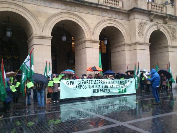 Gipuzkoako gizarte zerbitzuetako langileek lanpostuak eta lan baldintzak bermatzeko eskatu diote Diputazioari
