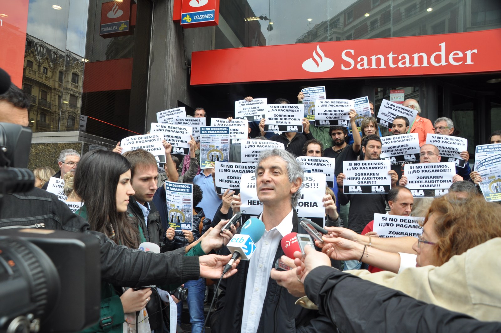 Gobernuek ez lituzkete ordaindu behar  legezko edo zilegi ez diren zorrak