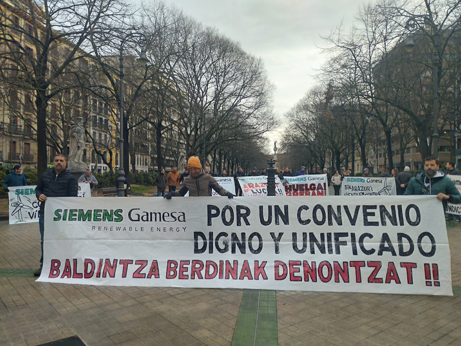 Greba mugagabean dauden langileek Parlamentuaren parean elkarretaratzea egin dute Greba mugagabean dauden langileek Parlamentuaren parean elkarretaratzea egin dute