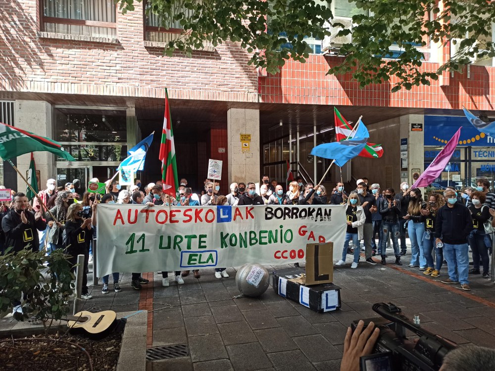 Grebaren hirugarren egunean, Bizkaiko autoeskoletako langileek benetako negoziazioa eskatzen dute, prekarietatea mugatzeko