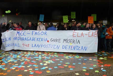 Grumaleko langileak Mondragon Korporazioaren egoitzaren aurrean elkarretaratu dira