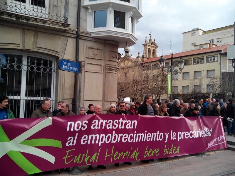 Gune plataformak deituta elkarretaratzea Eusko Legebiltzarraren atarian pobrezia salatzeko