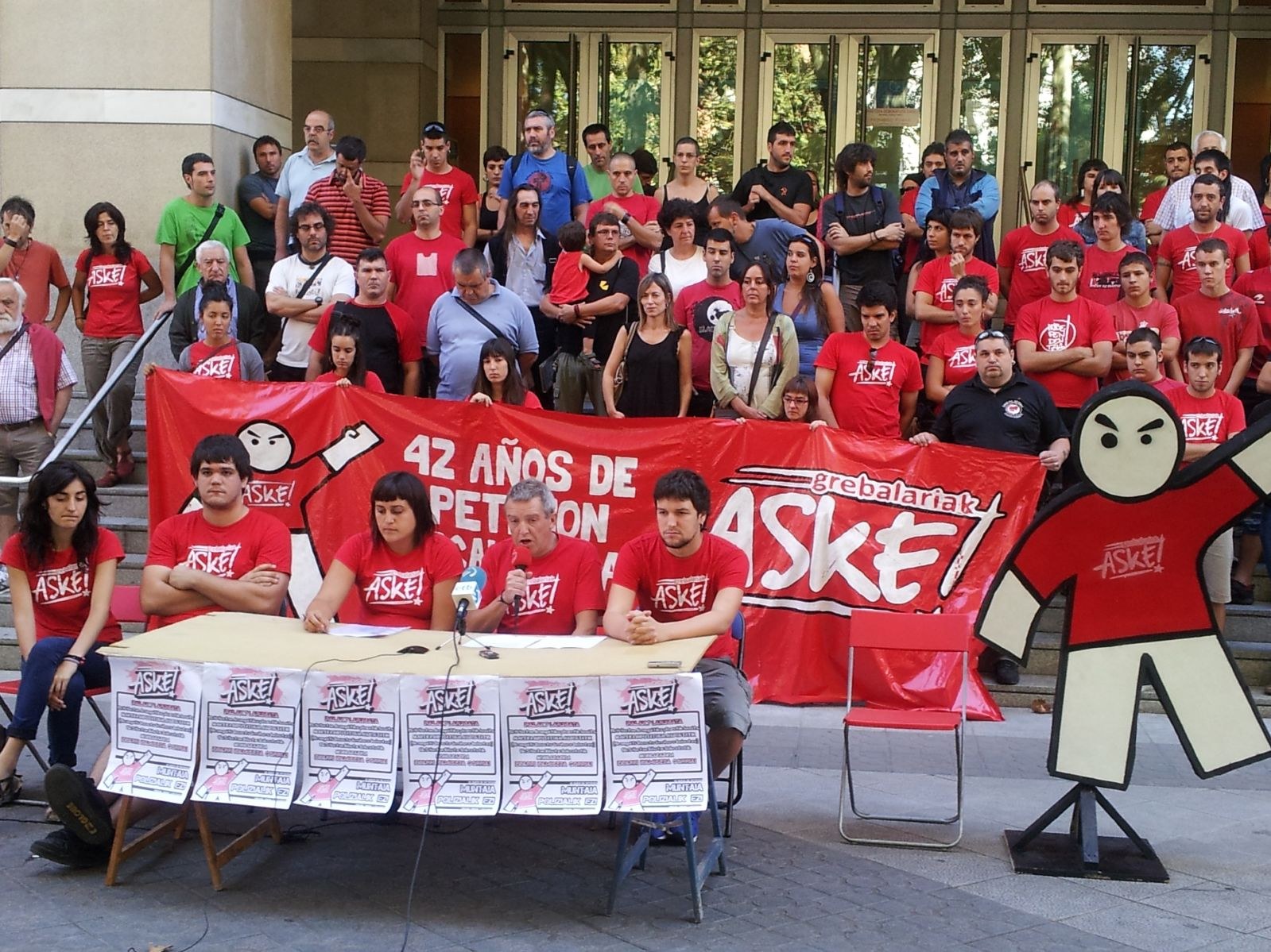 Gune plataformak“Grebalariak aske” lelopean larunbaterako deitutako manifestazioa babesten du