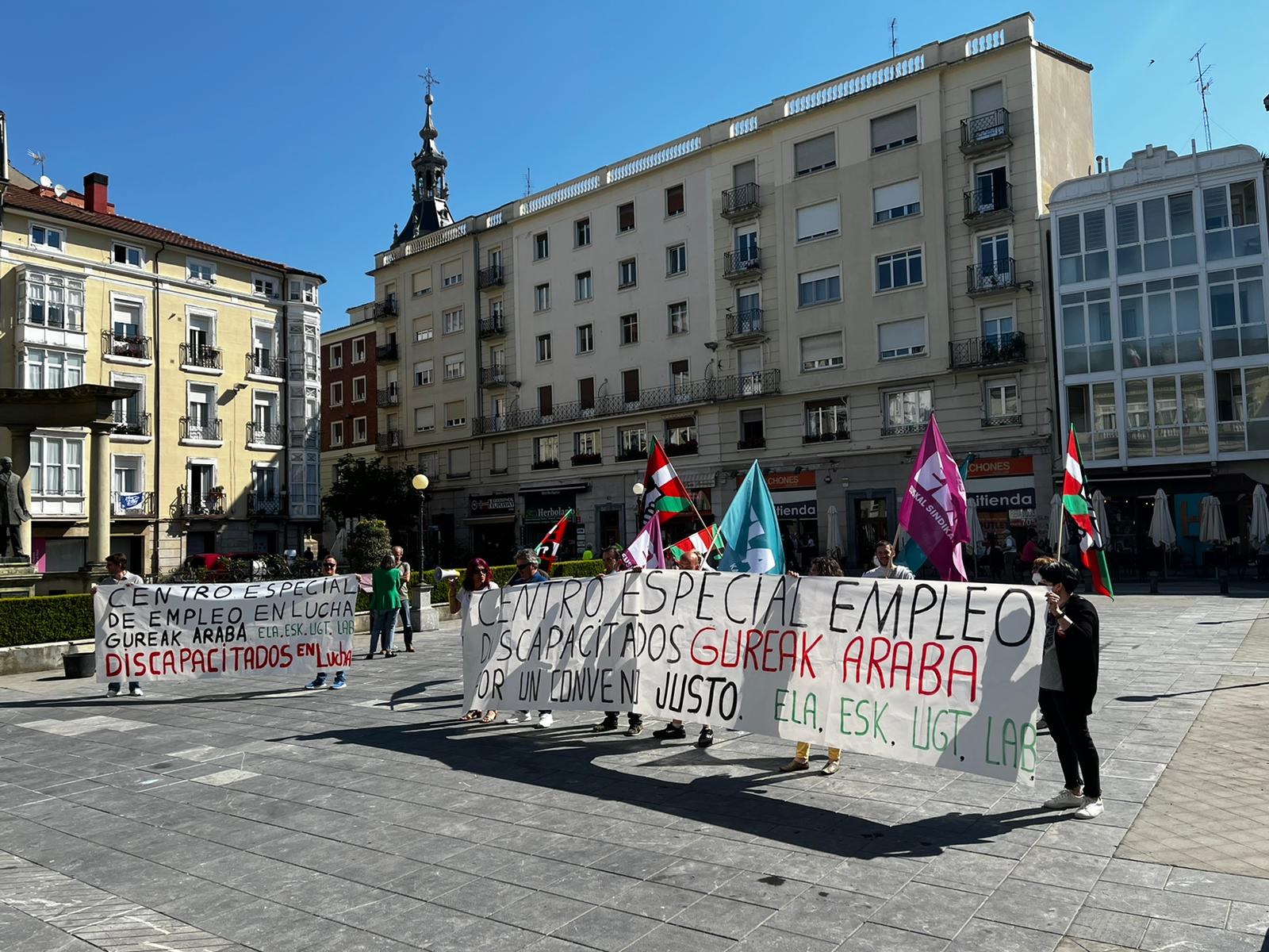 Gureak enpresako langile-batzordeak elkarretaratzea egin du Arabako Foru Aldundiaren aurrean, hitzarmenaren blokeoa eta plantilla jasaten duen diskriminazioa salatzeko Gureak enpresako langile-batzordeak elkarretaratzea egin du Arabako Foru Aldundiaren aurrean, hitzarmenaren blokeoa eta plantilla jasaten duen diskriminazioa salatzeko