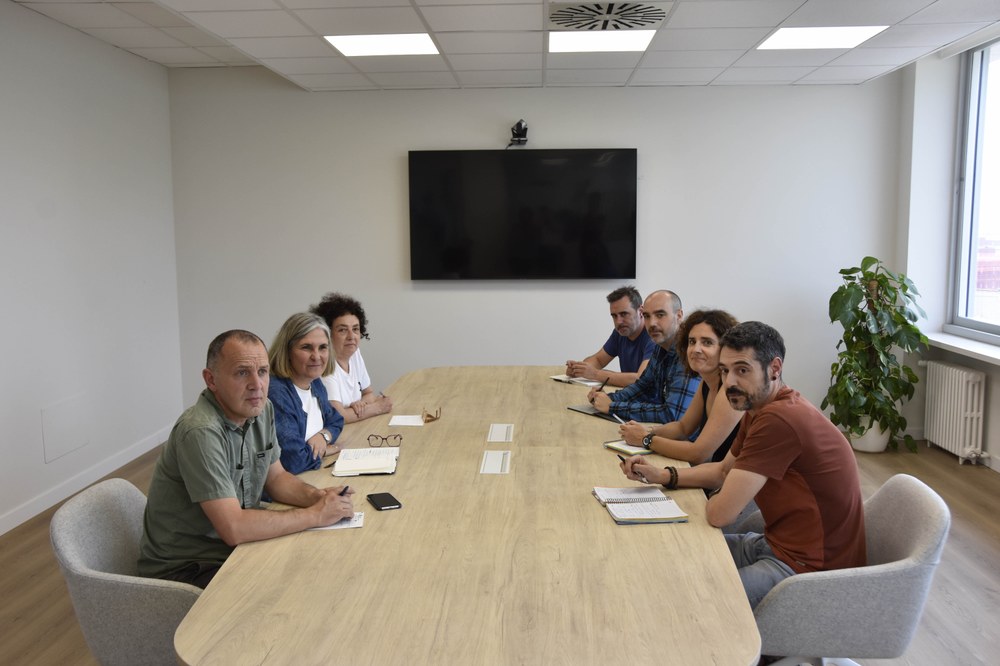 LGS propio eta duina eskuratzeko konpromisoak eskatu dizkiete euskal alderdiei