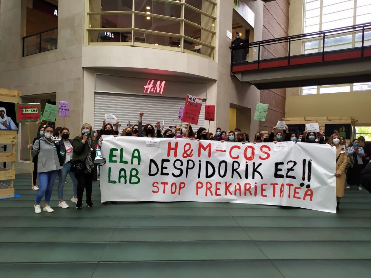 H&Mko langileek lehen greba eguna egin dute kaleratzeen eta murrizketen aurka