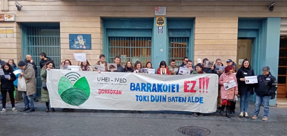 Hezkuntza Delegaritzaren aurrean protesta egin dute lekualdaketaren kontra