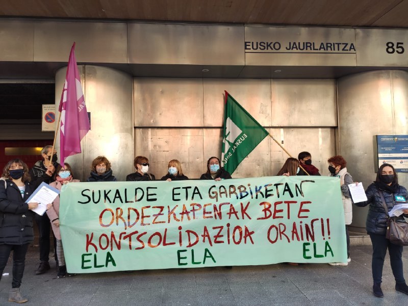 Hezkuntza publikoko Sukalde eta Garbiketako behin-behineko langileak kontsolidatzeko 600 sinadura baino gehiago erregistratu ditu ELAk