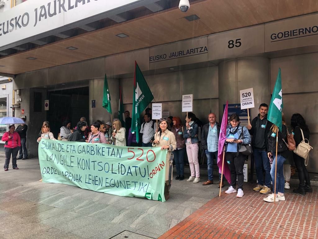 Hezkuntza publikoko sukalde eta garbikuntzako langileek sei greba egun daramatzate eta Hezkuntza Sailak azalpenik ere eman gabe jarraitzen du