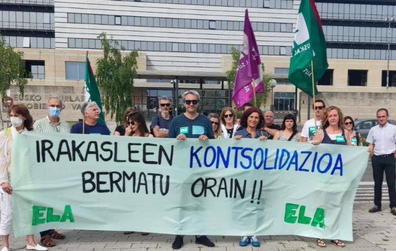 Hezkuntza sailak EAEko 13.000 behin behineko irakasle kontsolidatzeko asmorik gabe eta alde bakarreko erabakiak aplikatzen jarraitzeko asmoz darrai Hezkuntza sailak EAEko 13.000 behin behineko irakasle kontsolidatzeko asmorik gabe eta alde bakarreko erabakiak aplikatzen jarraitzeko asmoz darrai