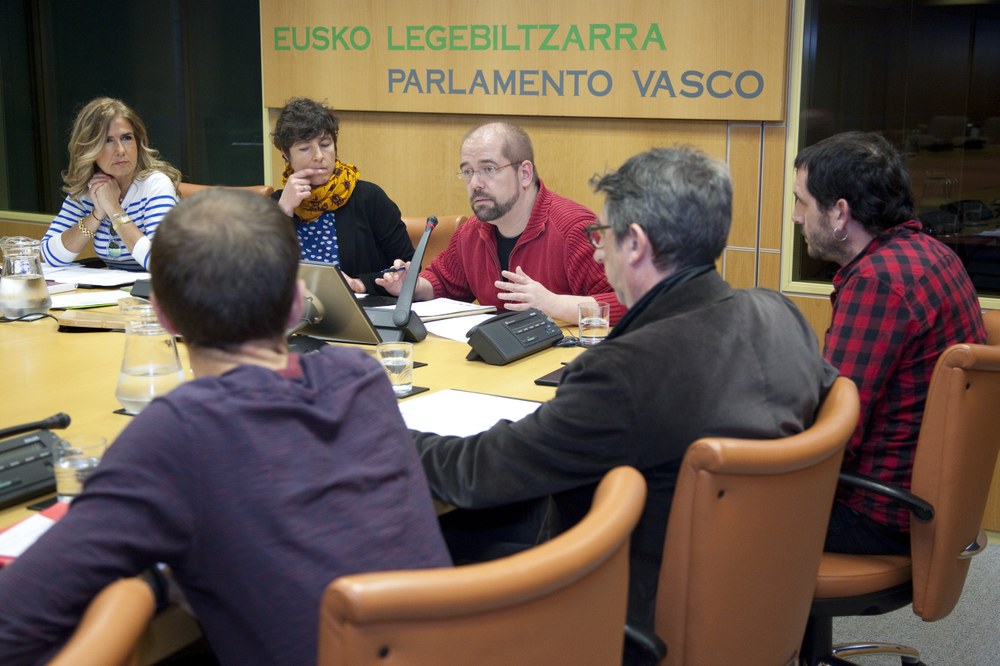 Hezkuntzako langileen ordezkaritza osoak 3. mailako azterketak erretiratzea eskatu du Legebiltzarrean